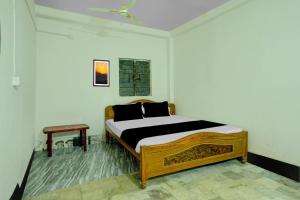 兰奇OYO Flagship Hotel Shiv Residency的一间卧室,卧室内配有一张木床