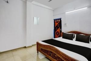 兰奇OYO Flagship Hotel Shiv Residency的卧室配有一张床