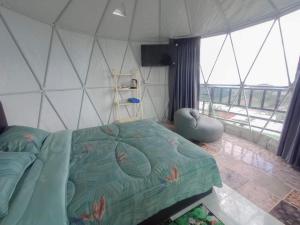 Ban Phu Punไร่กะหล่ำหวาน ภูทับเบิก的帐篷内带大床的房间