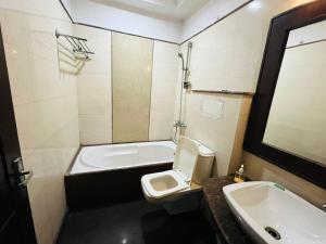 新德里Hotel Imperial Inn - Nehru Enclave的浴室配有卫生间、盥洗盆和浴缸。