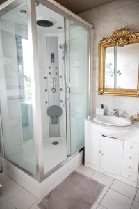 兰斯Belle maison lumineuse et paisible的一间带玻璃淋浴和水槽的浴室