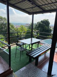 莎阿南Igo homestay - Family Room的美景阳台的野餐桌和椅子