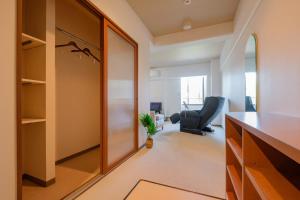 宫崎Miyazaki Mango Hotel - Vacation STAY 58309v的办公室,办公室里配有桌子和椅子