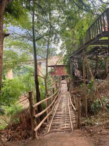 NongkhiawMeexai bungalow guesthouse的一座木桥,四周有木栅栏