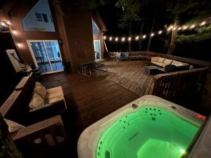 东斯特劳兹堡Luxury Family Escape HotTub Sauna Billiard Pool home的房屋甲板上的按摩浴缸