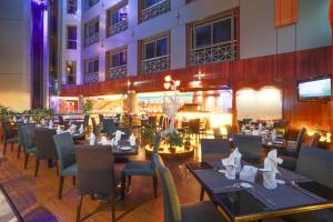 迪拜财富大饭店的一间带桌椅的餐厅以及一座建筑