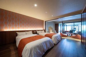 山之内町东馆传统日式旅馆的酒店客房配有两张床和一张书桌