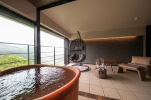 山之内町东馆传统日式旅馆的带浴缸的大窗户