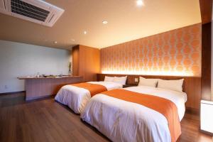山之内町东馆传统日式旅馆的配有两张床的酒店客房