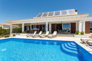 比尼贝卡Villa BINI SOLE的一座带游泳池和房子的别墅