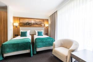 扎维尔切·诺威维达别墅会议及Spa酒店的酒店客房,配有两张床和椅子