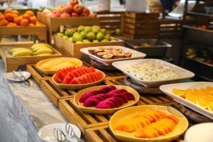 三亚三亚半山半岛洲际度假酒店的自助餐,包括不同种类的水果和蔬菜