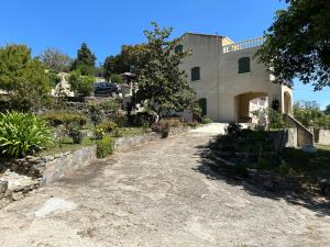 切尔维奥内Corse CERVIONE T2的通往带花园的房屋的车道