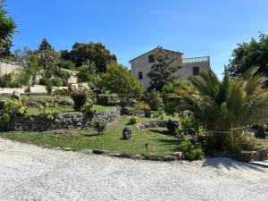切尔维奥内Corse CERVIONE T2的一座带建筑物的房子前面的花园