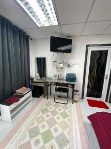马兰ROOMSTAY NIMAZA Bilik 1的客房设有书桌、桌子和镜子