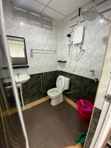马兰ROOMSTAY NIMAZA Bilik 1的带淋浴、卫生间和盥洗盆的浴室