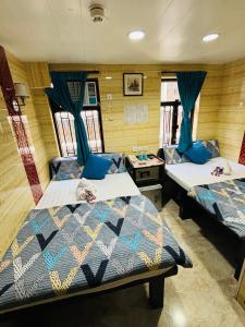 香港Philippine Hostel的配有蓝色窗帘的客房内的两张床