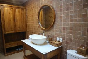 Bangli巴厘岛乌玛传统生态旅馆的一间带碗水槽和镜子的浴室