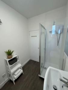 LincolnshireSkegness Town Centre Apartment 1的一间带水槽和镜子的浴室