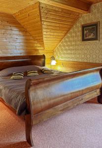 阿卢克斯内杭恩塞塔斯酒店的木天花板的客房内的一张床位