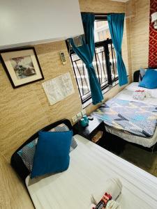 香港Philippine Hostel的享有高空美景,设有两张床