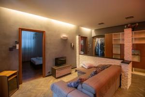 热那亚La casa dei girasoli wifi e relax的带沙发和电视的客厅