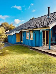 埃克斯特塔尔Komfort-Ferienhaus Wolke #56的前面有草坪的蓝色房子