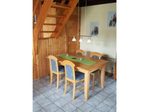 埃克斯特塔尔Komfort-Ferienhaus Wolke #56的一间带木桌和椅子的用餐室
