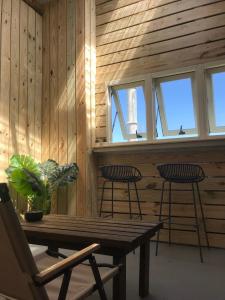 绿岛海邊小屋的客房设有带桌椅的木墙