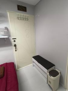 马兰ROOMSTAY NIMAZA Bilik 2的小房间,有门,有垃圾桶