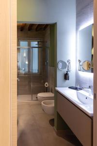 帕尔马Palais Bernadette的浴室配有卫生间、盥洗盆和淋浴。
