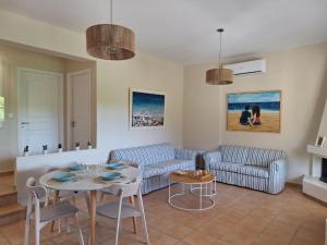 凯法利尼亚岛House Kochyli的客厅配有沙发和桌子