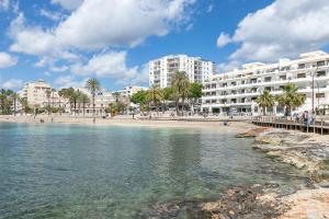 伊维萨镇Suncoast Ibiza Hotel - Adults Only -的享有海滩美景,拥有建筑背景