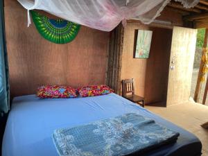 Bảo LạcBao Lac Homestay Hostel & Coffee的一间卧室配有带枕头的床
