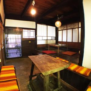 KagaNano Village Okayama - Vacation STAY 66531v的大楼内带桌子和长凳的房间