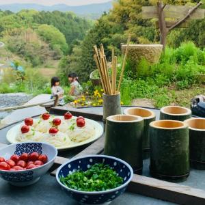 KagaNano Village Okayama - Vacation STAY 66531v的餐桌,盘子上放着食物和蔬菜碗