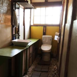 KagaNano Village Okayama - Vacation STAY 66531v的一间带卫生间和水槽的小浴室