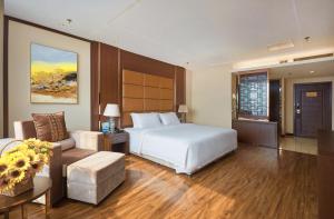 通州区北京太阳花酒店的酒店客房,配有床和沙发