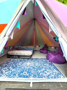 纳伯斯4 Unique Rental Tents Choose from a Bell, Cabin, or Yurt Tent All with Kitchenettes & Comfy beds NO BEDDING SUPPLIED的帐篷配有两张床和毯子