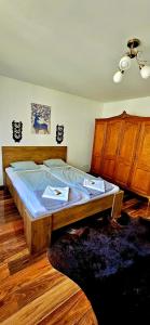 DorogházaForest Luxury Apartman的配有木制家具的客房内的一张大床
