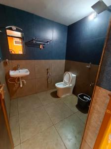 瓦亚纳德Agronest Farm & Resort By Teal Luxury Stay的一间带卫生间和水槽的浴室