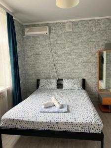 阿克托比Hotel FRESH的一间卧室配有一张床,上面有两条毛巾