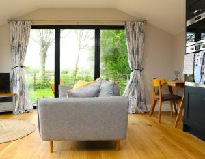 LeighThe Cabin at the Croft - Idyllic rural retreat perfect for couples and dogs的客厅配有沙发和桌子