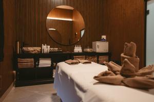 拜勒乌努麦ALLEGRIA HOTEL Spa的配有一张带大镜子和镜子的床的房间