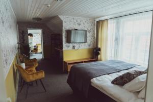 库雷萨雷Vanalinna Boutique Hotel的一间卧室配有一张床、一张书桌和一个窗户。