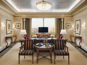 阿可贺巴阿可贺巴瑞享酒店的客厅配有桌椅和电视。