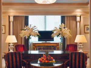 阿可贺巴阿可贺巴瑞享酒店的客厅配有桌子和电视