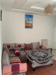 沃利迪耶Dar Sultan Oualidia的客厅配有沙发和桌子