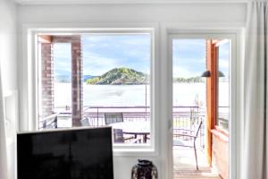 奥斯陆苏雷格赖特公寓的客厅设有窗户,享有水景