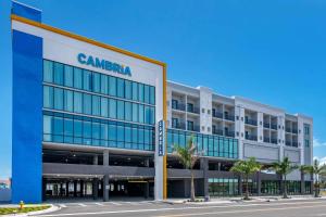 圣徒皮特海滩Cambria Hotel St Petersburg-Madeira Beach Marina的办公室大楼前方有标志